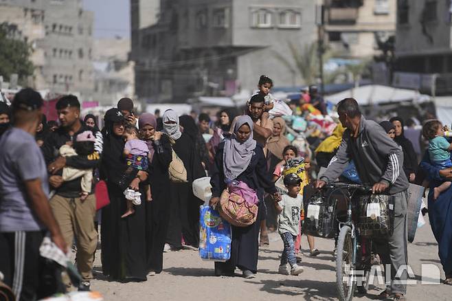 [칸유니스=AP/뉴시스] 19일(현지 시간) 가자지구 칸유니스에서 이스라엘군의 군사 작전이 계속되자, 팔레스타인 피란민들이 대피하고 있다. 이스라엘군은 칸유니스 지역 전체가 "위험한 전투 지역으로 간주될 것"이라며 칸유니스와 인근 마을 주민들에게 대피령을 내렸다. 2025.05.20.
