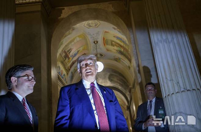 [워싱턴=AP/뉴시스]도널드 트럼프 미 대통령이 20일(현지시각) 예산법안 통과에 진통을 겪고 있는 하원을 직접 방문해 공화당 하원들을 설득했다. 트럼프 옆에는 마이크 존슨 하원의장. 2025.5.21.