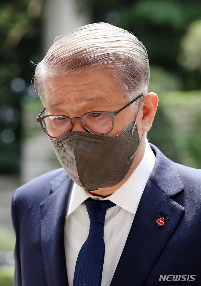 [서울=뉴시스] 고승민 기자 = 최신원 전 SK네트웍스 회장이 10일 서울고등법원에서 열린 횡령, 배임 혐의 항소심 2차 공판에 출석하고 있다. 2023.07.10. kkssmm99@newsis.com