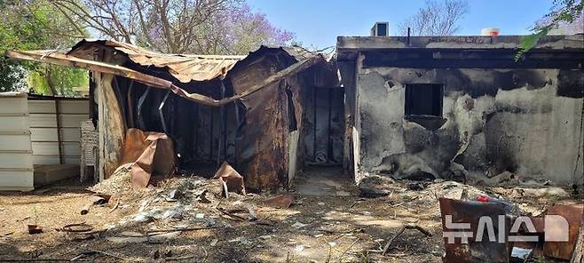 [니르오즈=뉴시스]김난영 기자 = 21일(현지 시간) 이스라엘 남부 가자 지구 인근 니르오즈 키부츠에 2023년 10월7일 하마스 기습 당시 불에 탄 주택이 남아있다. 2025.05.21.