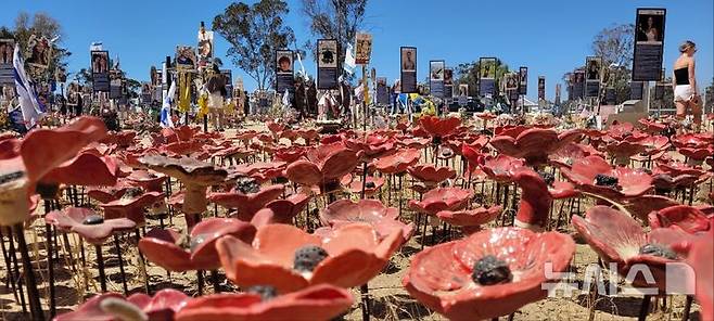 [레임=뉴시스]김난영 기자 = 21일(현지 시간) 이스라엘 남부 네게브 레임 키부츠 인근의 노바 페스티벌 추모 현장 모습. 이곳에서는 2023년 10월7일 하마스의 알아크사 홍수 기습으로 378명이 숨졌다. 2025.05.21.