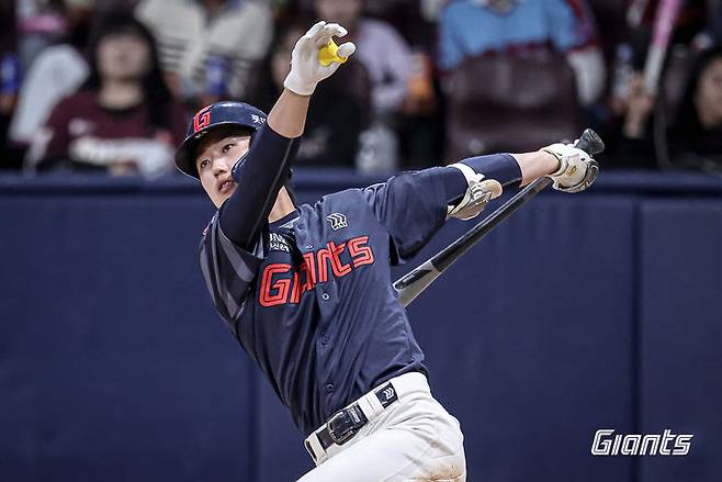 [서울=뉴시스] 프로야구 롯데 자이언츠 전민재가 지난달 29일 서울 고척스카이돔에서 열린 2025 신한 쏠뱅크 KBO리그 키움 히어로즈와의 경기에서 타격을 시도하고 있다. (사진=롯데 자이언츠 제공) 2025.04.30. *재판매 및 DB 금지