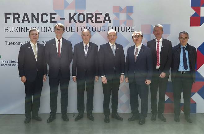 [서울=뉴시스]류진 한경협 회장(왼쪽 세번째)과 프랑수와 자코브 에어리퀴드 CEO(프랑스측 위원장, 왼쪽 네번째)를 비롯한 경제사절단이 20일(현지시간) 프랑스 파리에서 열린 '제2차 한-프랑스 경제계 미래대화'에 참석해 기념촬영을 하고 있다. 사진 왼쪽부터 김창범 한경협 부회장, 필립 베르투 주한 프랑스 대사, 류진 한경협 회장, 프랑수와 자코브 에어리퀴드 CEO, 문승현 주프랑스 한국대사, 크리스토프 퐁텐 부위원장, 로랑 뒤블랑셰 에러리퀴드 국제협력 부사장. (사진 = 한경협) 2025.05.21. photo@newsis.com *재판매 및 DB 금지