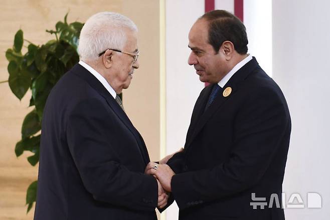 [카이로=AP/뉴시스] 압델 파타 엘시시(오른쪽) 이집트 대통령이 3월 4일 이집트 카이로에서 열린 아랍연맹(AL) 특별 정상회의에 참석한 마무드 아바스 팔레스타인 자치정부(PA) 수반과 인사하고 있다.  엘시시대통령은 파키스탄의 셰바즈 샤리프총리와 5월 20일 전화회담에서 인도-파키스탄의 정전과 가자지구 사태에 대해 논의했다. 2025. 05. 21.