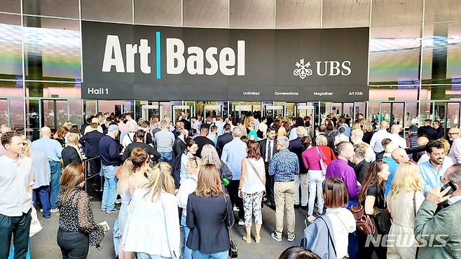 [스위스 바젤=박현주 미술전문기자] 스위스 메세 바절에서 13일 오후 3시 '2022 아트 바젤'이 VIP 개막했다.  이날 먼저 문을 연 '언리미티드'로 전세계 VIP 미술관계자들과 컬렉터들이 초대되어 입구부터 인산인해를 이륐다.2022 아트 바젤은 유럽, 북미, 아시아, 아프리카 등 40개국 289개 갤러리가 참여한다. 한국은 국제갤러리가 유일하게 참가한다..아트바젤 본 전시는 14일 VIP 개막에 이어 19일까지 이어진다.2022.6.13.hyun@newsis.com