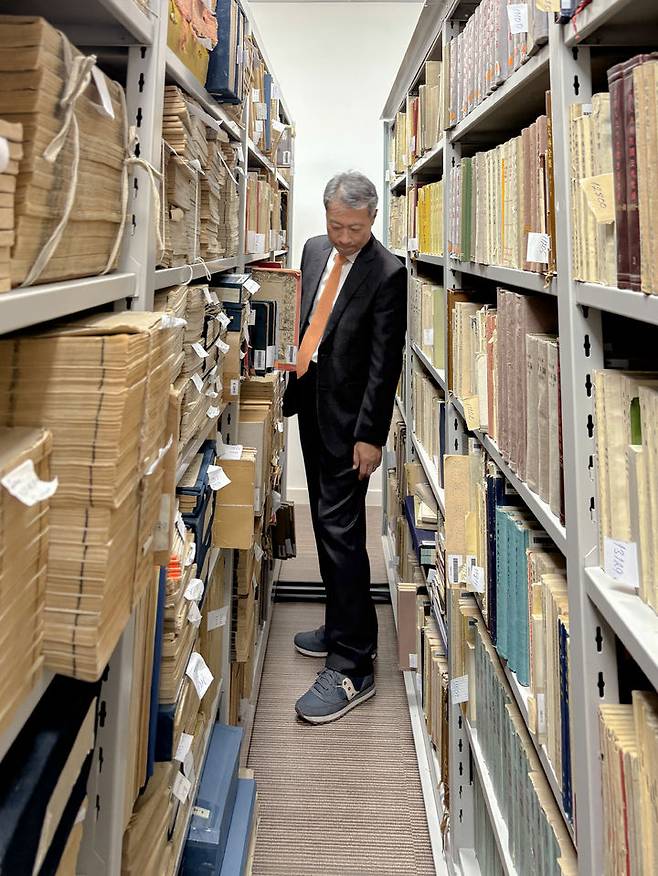 [안동=뉴시스] 정종섭 한국국학진흥원장이 몽골국립도서관 소장 고서를 살펴보고 있다. (사진=한국국학진흥원 제공) 2025.05.21. photo@newsis.com *재판매 및 DB 금지