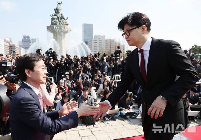 [서울=뉴시스] 조성우 기자 = 한동훈 전 국민의힘 대표가 10일 오후 서울 여의도 국회에서 제21대 대통령 선거 출마 선언을 마친 뒤 조경태 의원과 인사하고 있다. 2025.04.10. xconfind@newsis.com