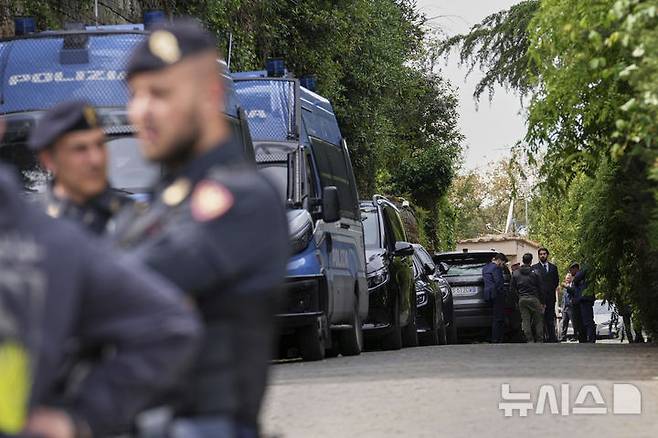 [로마=AP/뉴시스] 지난달 19일(현지 시간) 미국과 이란의 2차 핵 협상이 열린 이탈리아 로마 주재 오만 대사관 인근에서 경찰이 순찰 중인 모습. 2025.05.21.