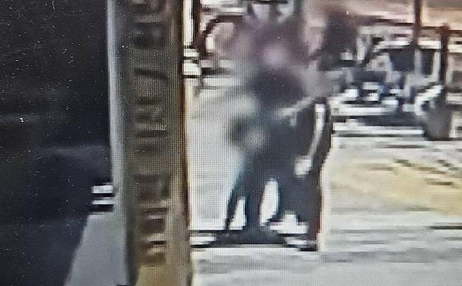 아파트 경비원 폭행하는 A씨.(사진=CCTV) *재판매 및 DB 금지