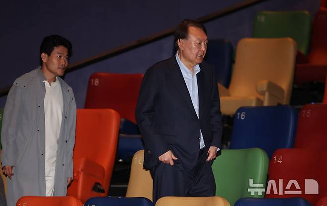 [서울=뉴시스] 황준선 기자 = 윤석열 전 대통령이 21일 오전 서울 중구 메가박스 동대문점에서 다큐멘터리 영화 '부정선거, 신의 작품인가'를 관람하기 위해 이동하고 있다. 왼쪽은 전직 한국사 강사 전한길 씨. 2025.05.21. hwang@newsis.com