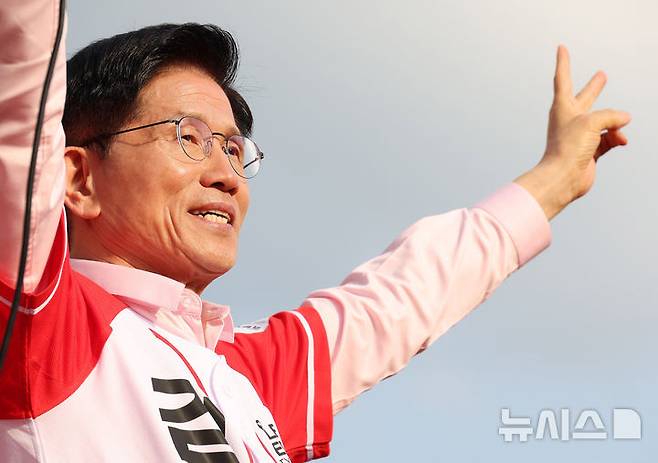 [하남=뉴시스] 고승민 기자 = 김문수 국민의힘 대선 후보가 20일 경기 스타필드 하남에서 유세를 하고 있다. (공동취재) 2025.05.20. photo@newsis.com