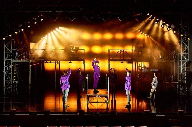 [서울=뉴시스] 뮤지컬 '쇼맨_어느 독재자의 네 번째 대역배우' 2023년 공연 장면. (사진=국립정동극장 제공) 2025.05.21. photo@newsis.com *재판매 및 DB 금지