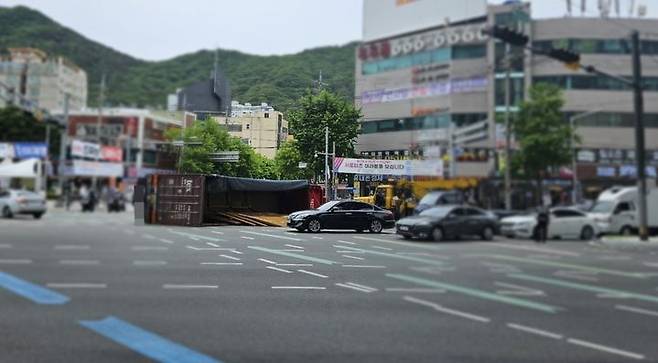[부산=뉴시스] 21일 오전 부산 사상구의 한 교차로에서 트레일러 차량이 전도되는 사고가 발생했다. (사진=부산경찰청 제공) 2025.05.21. photo@newsis.com *재판매 및 DB 금지
