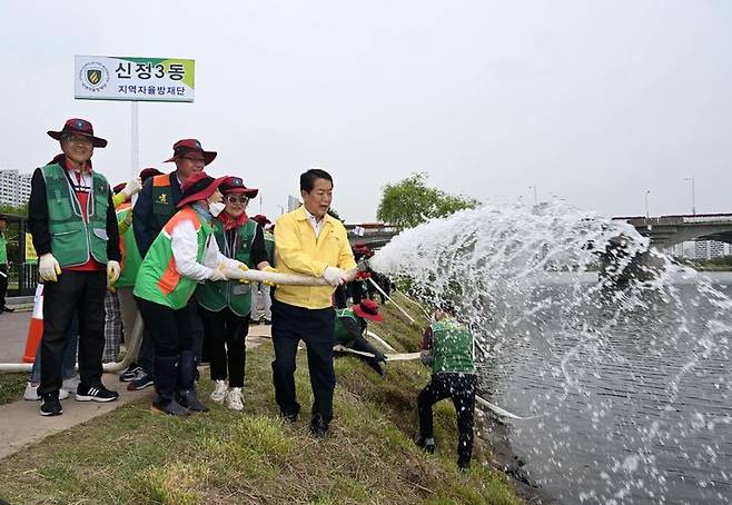 [울산=뉴시스] 지난해 5월 말 여름철 폭우로 인한 침수 피해 대비 양수기 가동훈련에 동참하고 있는 서동욱 울산 남구청장. (사진=울산 남구 제공) photo@newsis.com *재판매 및 DB 금지