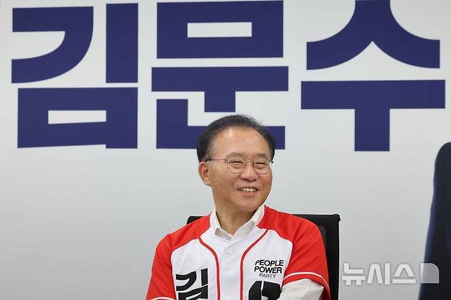 [서울=뉴시스] 권창회 기자 = 윤재옥 국민의힘 총괄선거대책본부장이 20일 서울 여의도 국민의힘 당사에서 뉴시스와 인터뷰를 하고 있다. 2025.05.20. kch0523@newsis.com