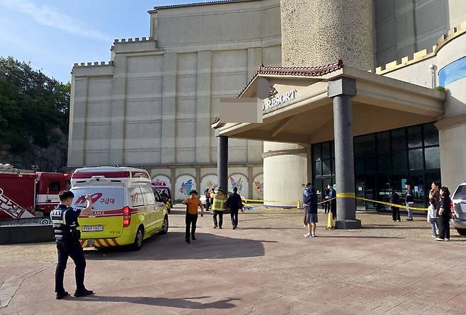 [완도=뉴시스] 변재훈 기자 = 5일 오전 6시56분께 전남 완도군 완도읍의 한 리조트에서 일산화탄소 가스가 누출돼 투숙객 14명이 병원으로 옮겨져 치료를 받고 있다. (사진=전남소방 제공) 2025.05.05. photo@newsis.com *재판매 및 DB 금지