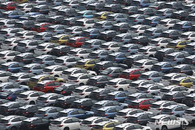 [가와사키=AP/뉴시스] 일본 요미우리신문은 21일 복수의 일본 정부 관계자를 인용해 양국이 자동차 안전기준을 재점검하고 동일 수준으로 간주될 수 있는 항목이 있다면 상호 인증 절차를 생략할 수 있을지 검토하고 있다고 보도했다. 사진은 일본 스바루 자동차가 만든 수출용 승용차들이 2021년 9월7일 도쿄 부근 가와사키항에서 선적을 위해 야적장에 도열해 있는 모습. 2025.05.21.