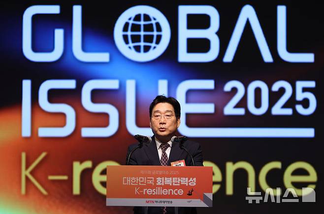 [서울=뉴시스] 황준선 기자 = 유승호 머니투데이방송 대표이사가 21일 오전 서울 종로구 JW 메리어트 동대문 스퀘어 서울에서 머니투데이방송 주최로 열린 글로벌 이슈 2025 K-resilience 포럼에서 환영사를 하고 있다. 2025.05.21. hwang@newsis.com