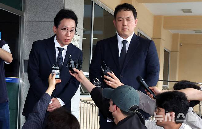 [서울=뉴시스] 추상철 기자 = 법무법인 대륜 손계준(오른쪽), 천정민 변호사가 21일 오후 서울 중구 남대문경찰서 앞에서 '유심유출 유영상 SKT 대표이사 고발'과 관련 고발인 조사를 받기 위해 출석하며 취재진의 질문에 답변하고 있다. 2025.05.21. scchoo@newsis.com