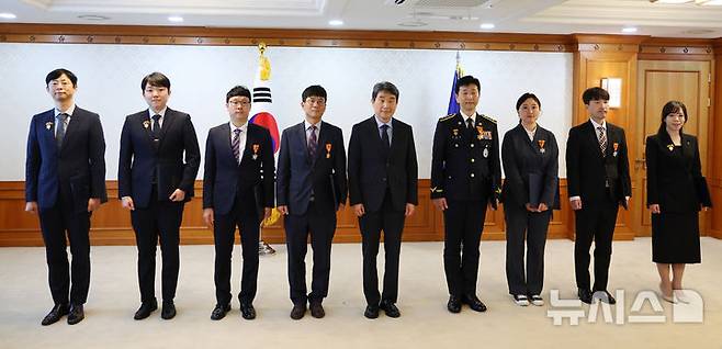 [서울=뉴시스] 최진석 기자 = 이주호(가운데) 대통령 권한대행 부총리 겸 교육부 장관이 21일 정부서울청사에서 열린 적극행정 유공포상 수여식을 마치고 수상자들과 함께 기념촬영을 하고 있다. 2025.05.21. myjs@newsis.com