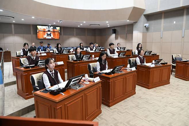 [고흥=뉴시스] 전남 고흥군의회에서 청소년 모의의회가 열리고 있다. (사진=군의회 제공) 2025.05.21. photo@newsis.com *재판매 및 DB 금지