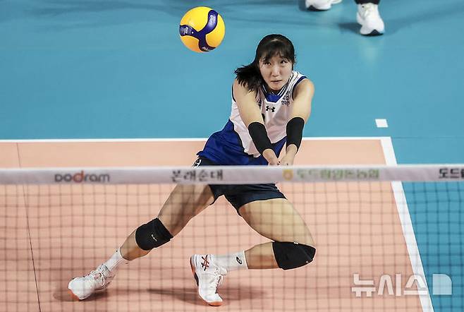 [인천=뉴시스] 정병혁 기자 = 6일 인천 부평구 인천삼산월드체육관에서 열린  프로배구 2024-2025 V리그 여자부 흥국생명 핑크스파이더스와 현대건설 힐스테이트 배구단의 경기, 현대건설 정지윤이 수비를 하고 있다. 2025.03.06. jhope@newsis.com