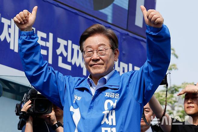 [인천=뉴시스] 조성우 기자 = 이재명 더불어민주당 대선후보가 21일 인천 부평구 부평역 북광장에서 열린 집중유세에서 연설을 마친 뒤 지지자들에게 인사하고 있다. (공동취재) 2025.05.21. photo@newsis.com