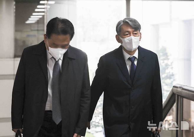 [서울=뉴시스] 김근수 기자 = 12·3 비상계엄과 관련해 내란 중요임무 종사 혐의로 기소된 조지호(오른쪽) 경찰청장이 지난 3월 31일 서울 서초구 서울중앙지방법원에서 열린 2차 공판에 출석하고 있다. 2025.05.21. ks@newsis.com