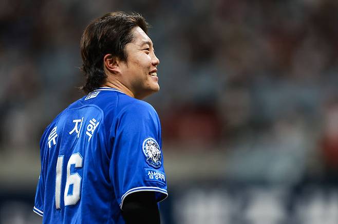 [서울=뉴시스] 프로야구 삼성 라이온즈 류지혁이 21일 서울 고척스카이돔에서 열린 2025 신한 쏠뱅크 KBO리그 키움 히어로즈와의 경기에서 나서 동료들을 바라보고 있다. (사진=삼성 라이온즈 제공) 2025.05.21. *재판매 및 DB 금지