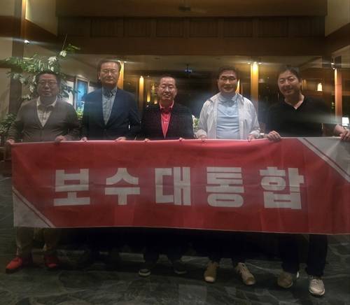홍준표 전 시장 만난 국민의힘 '하와이 특사단' (서울=연합뉴스) 국민의힘 대선 선대위 유상범 단일화추진본부장, 김대식 대외협력본부장, 조광한 대외협력부본부장, 이성배 선대위 대변인이 19일 홍준표 전 대구시장의 선대위 합류를 설득하기 위해 미국 하와이에 도착, 홍 전 시장을 만나고 있다. 2025.5.21 [이성배 대변인 제공. 재판매 및 DB금지]