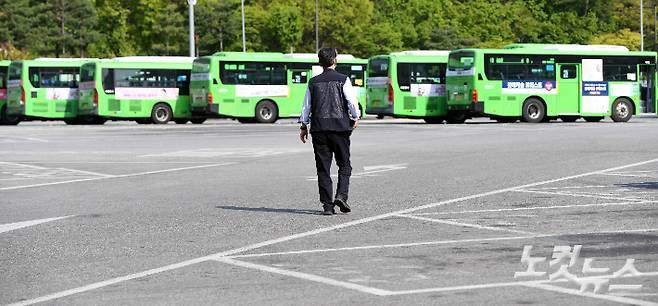 서울 양천공영차고지에 운행을 앞둔 버스가 줄지어 주차돼 있다. 황진환 기자