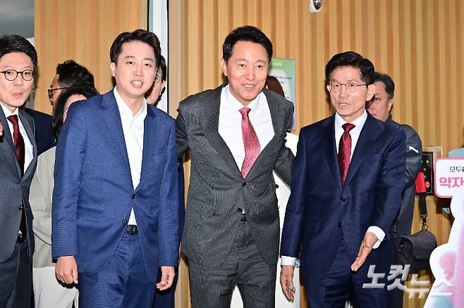 국민의힘 김문수 대선 후보(오른쪽)와 개혁신당 이준석 대선 후보(왼쪽)가 19일 오전 서울시청에서 열린 약자와 동행하는 서울 토론회에 참석하고 있다. 가운데는 오세훈 서울시장. 황진환 기자