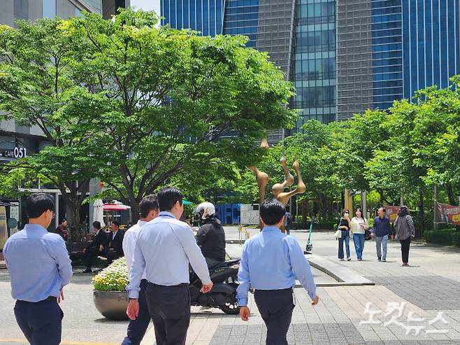 산업은행 이전 부지가 마련된 부산국제금융센터(BIFC) 인근에서 시민들이 걷고 있다. 정혜린 기자