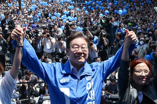 더불어민주당 이재명 대선 후보가 14일 부산 부산진구 서면 젊음의 거리에서 열린 유세에서 연설에 앞서 인사하고 있다. 연합뉴스