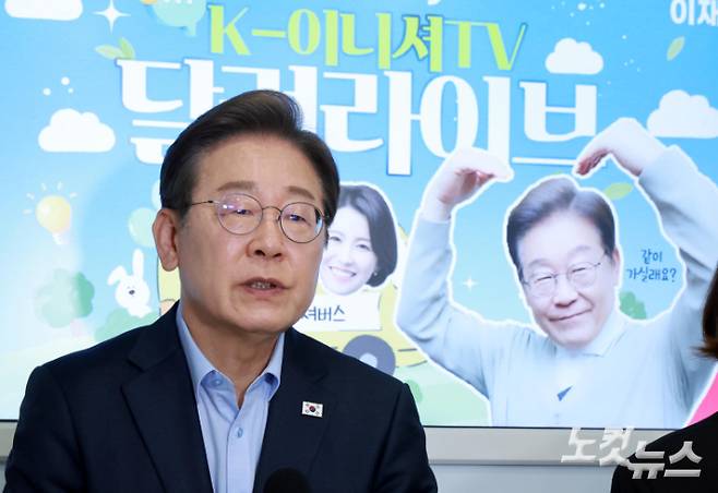 이재명 더불어민주당 대선 후보가 21일 인천 미추홀구 문학경기장에서 'K이니셔TV - 달려라이브' 진행을 마친 뒤 기자브리핑을 하고 있다. 류영주 기자