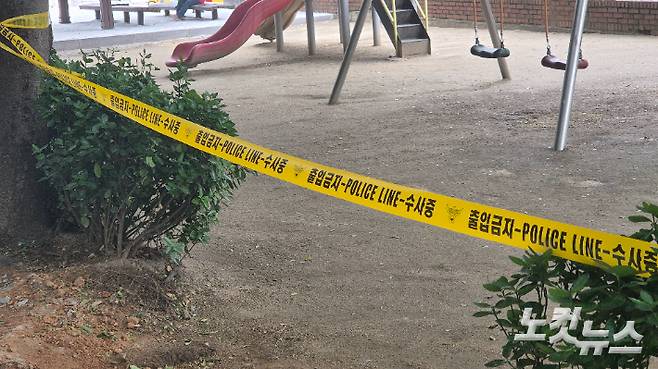 지난 18일 전북 익산 모현동의 한 아파트에서 추락해 숨진 A(60대)씨가 발견된 장소. 폴리스라인이 설치돼있다. 심동훈 기자