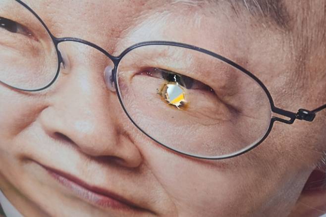 더불어민주당 이재명 대선 후보 벽보가 훼손된 모습. 더불어민주당 속초인제고성양양지역위원회 제공