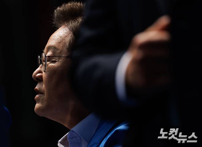 더불어민주당 이재명 대선 후보가 21일 인천 남동구 구월 로데오광장에서 열린 유세에 참석해 유권자들의 지지를 호소하고 있다. 류영주 기자