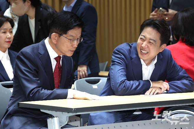 국민의힘 김문수 대선 후보와 개혁신당 이준석 대선 후보가 지난 19일 오전 서울 중구 서울시청에서 열린 약자와 동행하는 서울 토론회에 참석해 있다. 황진환 기자