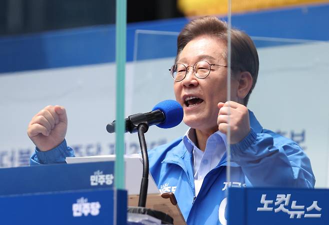 더불어민주당 이재명 대선 후보가 21일 인천 남동구 구월 로데오광장에서 열린 유세에 참석해 유권자들의 지지를 호소하고 있다. 류영주 기자