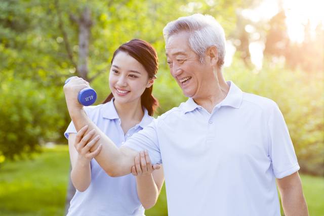 근감소증을 막기 위해서는 ‘근력 운동’에 중점을 두고 유산소운동과 병행해야 한다. 사진은 기사의 특정 내용과 관련 없음. 게티이미지뱅크