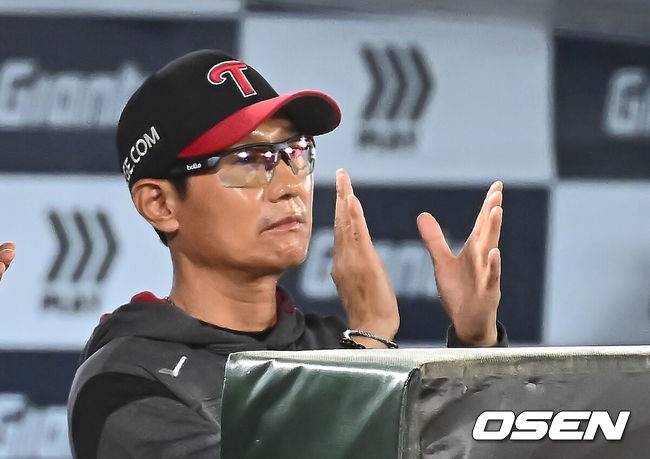 [OSEN=부산, 이석우 기자] 20일 부산 사직야구장에서 2025 신한 SOL 뱅크 KBO 리그 롯데 자이언츠와 LG 트윈스의 경기가 열렸다. 홈팀 롯데는 윤성빈, 방문팀 LG는 송승기가 선발 출전했다.LG 트윈스 염경엽 감독이 선수들을 독려하고 있다. 2025.05.20 / foto0307@osen.co.kr