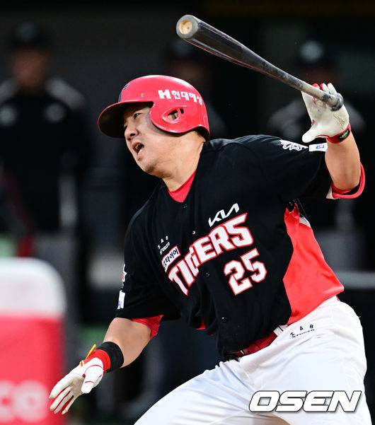 [OSEN=수원, 조은정 기자]20일 오후 수원 KT위즈파크에서 2025 신한 SOL Bank KBO리그 KT 위즈와 KIA 타이거즈의 경기가 열렸다.이날 홈팀 KT는 조이현을, 방문팀 KIA는 윤영철을 선발투수로 내세웠다.4회초 1사 1루 KIA 이우성이 병살타로 물러나고 있다. 2025.05.20 /cej@osen.co.kr