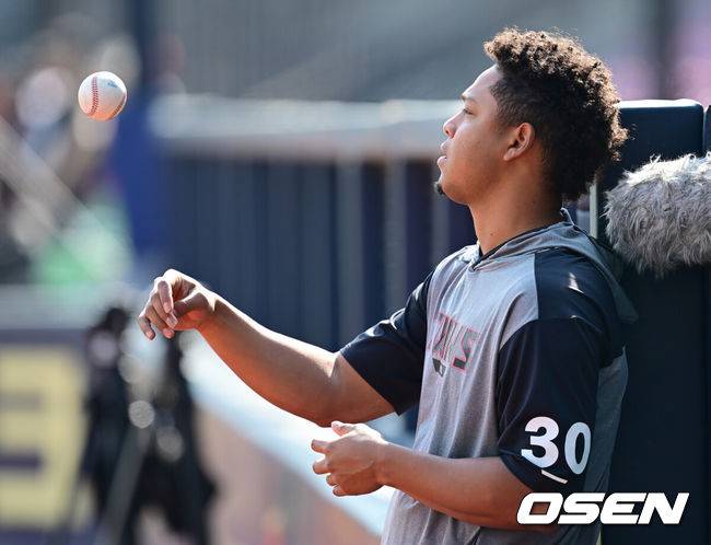 [OSEN=잠실, 김성락 기자] 23일 오후 서울 잠실야구장에서 2025 신한 SOL Bank KBO리그 LG 트윈스와 NC 다이노스의 경기가 열렸다.LG는 송승기, 엔씨는 로건을 선발 투수로 내세웠다.경기 시작에 앞서 LG 에르난데스가 동료 선수들의 훈련을 지켜보고 있다. 2025.04.23 / ksl0919@osen.co.kr