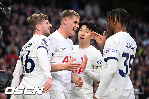 [사진] 미키 반 더 벤과 손흥민 ⓒGettyimages(무단전재 및 재배포 금지)