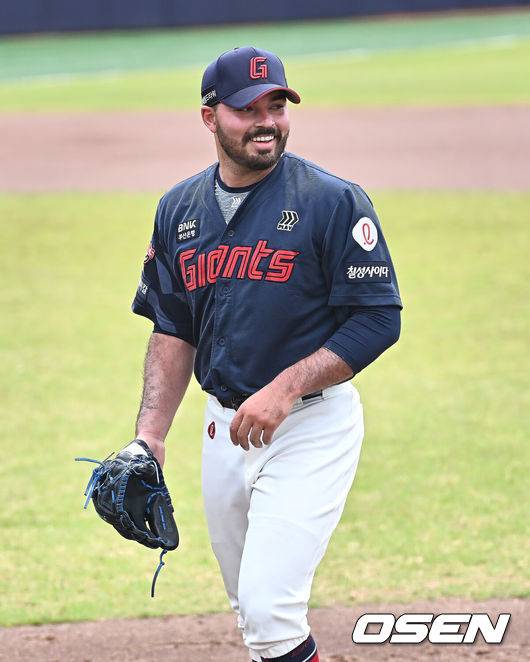 [OSEN=경산, 이석우 기자] 21일 경산 삼성라이온즈볼파크에서 2025 KBO 퓨처스리그 삼성 라이온즈와 롯데 자이언츠의 경기가 열렸다. 홈팀 삼성은 최예한이, 방문팀 롯데는 감보아가 선발 출전했다. 롯데 자이언츠 새 외국인 투수 감보아가 2회말 2사 삼성 라이온즈 차승준의 1루 땅볼때 베이스 커버를 들어가 아웃시키고 미소짓고 있다. 2025.05.21 / foto0307@osen.co.kr