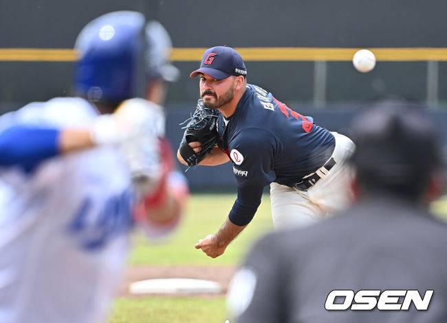 [OSEN=경산, 이석우 기자] 21일 경산 삼성라이온즈볼파크에서 2025 KBO 퓨처스리그 삼성 라이온즈와 롯데 자이언츠의 경기가 열렸다. 홈팀 삼성은 최예한이, 방문팀 롯데는 감보아가 선발 출전했다. 롯데 자이언츠 새 외국인 투수 감보아가 선발로 출전해 역투하고 있다. 2025.05.21 / foto0307@osen.co.kr