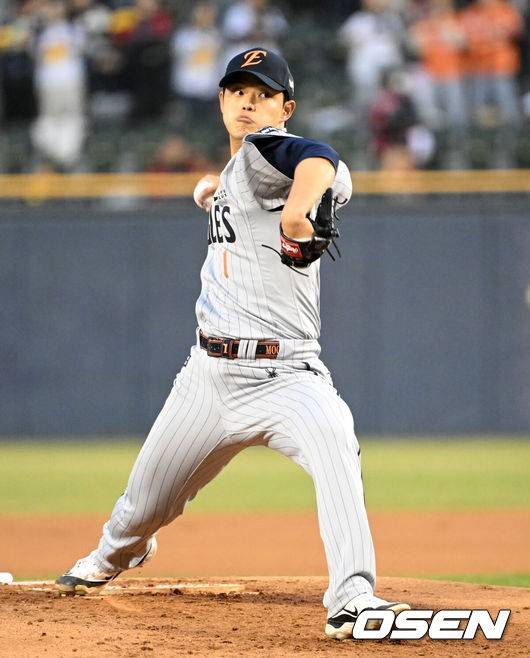 [OSEN=잠실, 이대선 기자] 27일 오후 서울 잠실야구장에서 2025 신한 SOL Bank KBO리그 LG 트윈스와 한화 이글스의 경기가 열렸다.LG는 송승기, 한화는 문동주를 선발 투수로 내세웠다.1회말 무사에서 한화 선발투수 문동주가 역투하고 있다. 2025.03.27 /sunday@osen.co.kr