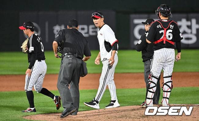 [OSEN=부산, 이석우 기자] 20일 부산 사직야구장에서 2025 신한 SOL 뱅크 KBO 리그 롯데 자이언츠와 LG 트윈스의 경기가 열렸다. 홈팀 롯데는 윤성빈, 방문팀 LG는 송승기가 선발 출전했다.LG 트윈스 김유영이 6회 교체되고 있다. 2025.05.20 / foto0307@osen.co.kr