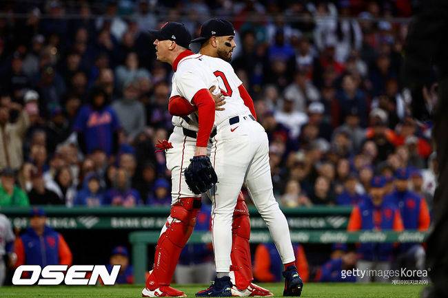 [사진] 보스턴 워커 뷸러가 볼 판정에 항의하고 있다. ⓒGettyimages(무단전재 및 재배포 금지)